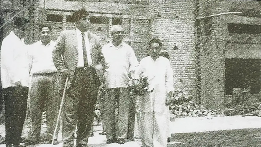 নির্মাণাধীন গভর্নর হাউস পরিদর্শন করছেন গভর্নর আজম খান (টুপি পরিহিত) তার বাঁয়ে স্থপতি মঈনুদ্দীন চিশতী। ছবি : সংগৃহীত
