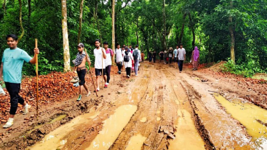 সংস্কারের নামে দুর্ভোগ, কাদা-পানিতে ধরাশায়ী পর্যটক