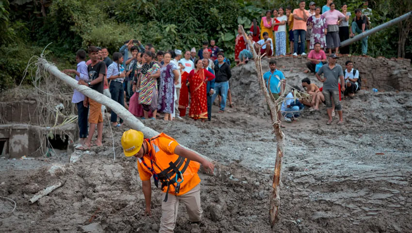 নেপালের ত্রিশূলীতে আকস্মিক বন্যার পর ক্ষয়ক্ষতি পর্যবেক্ষণ করছেন স্থানীয় বাসিন্দারা। ছবি : আল-জাজিরা 