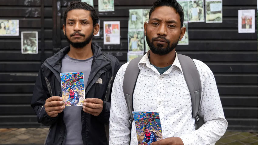 আকস্মিক বন্যায় নিখোঁজ সুন্দা দামাইলের ছবি হাতে কাঠমান্ডুর ত্রিভুবন ইউনিভার্সিটি টিচিং হাসপাতালের (টিইউটিএইচ) মর্গের বাইরে দাঁড়িয়ে আছেন তার ভাইয়েরা। ছবি : আল-জাজিরা