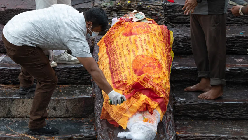 কাঠমান্ডুর পশুপতি শ্মশানকেন্দ্রে আকস্মিক বন্যায় নিহত রাসুয়ার বাসিন্দা রোহান শ্রেষ্ঠকে শেষ শ্রদ্ধা জানাচ্ছেন পরিবারের সদস্যরা।  ছবি : আল-জাজিরা