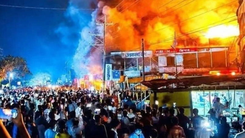 টেকনাফে মার্কেটে আগুন লেগে ৮ দোকান পুড়ে ছাই 
