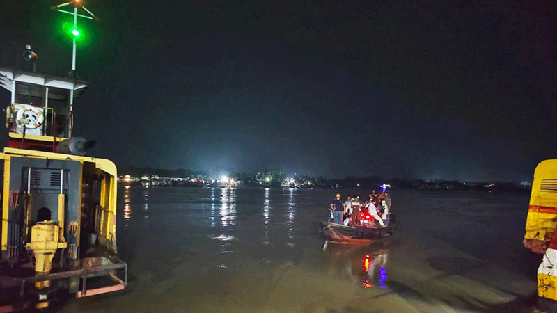 খুলনায় ফেরির ধাক্কায় ট্রলারডুবি, অল্পের জন্য রক্ষা পেলেন ৩০ যাত্রী  