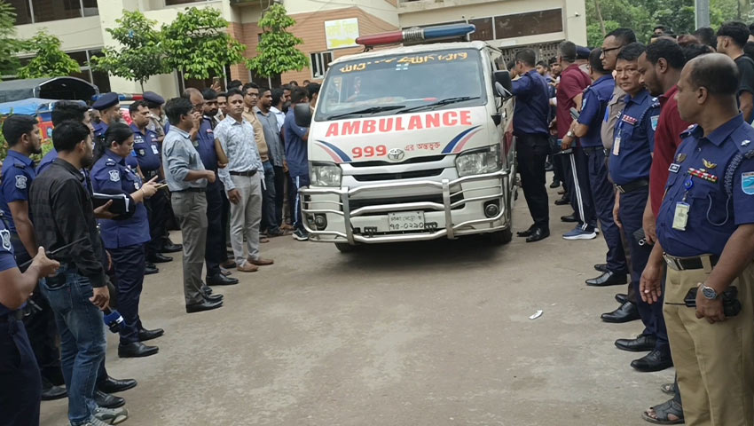মাদারীপুরে পিকআপভ্যান উল্টে পুলিশ কনস্টেবল নিহত, আহত ১০