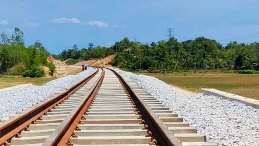 যাত্রীরা রক্তাক্ত পাথরের ঢিলে