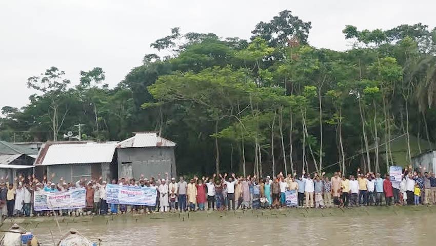 বাউফলে টেকসই বাঁধ ও সেতুর দাবিতে ৪ কিলোমিটার এলাকাজুড়ে মানববন্ধন