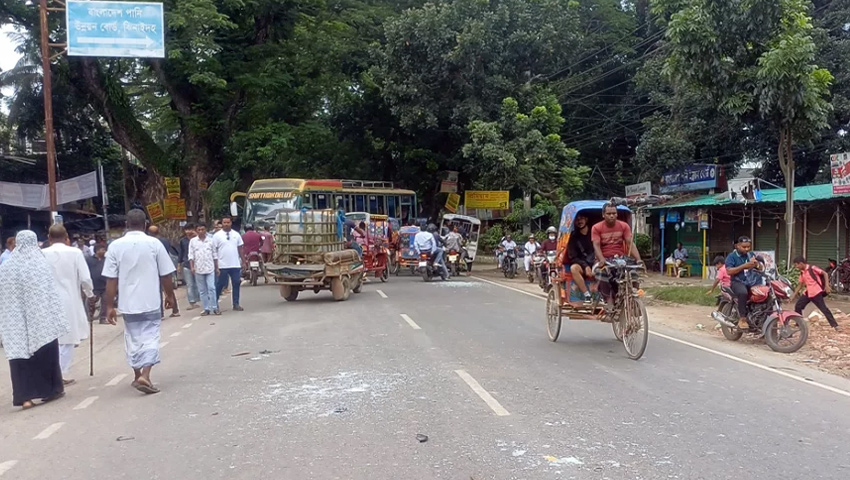 ইজিবাইক ও বাস শ্রমিকদের দফায় দফায় সংঘর্ষ, ভোগান্তিতে যাত্রীরা