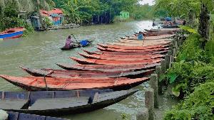 শরতেও জমজমাট নৌকা কেনাবেচা