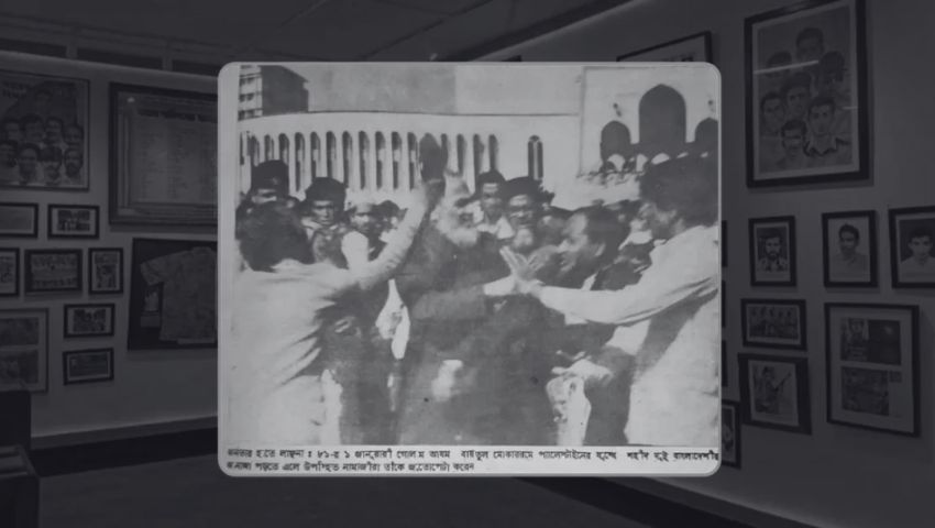 এবার ডাকসুতে সাঁটানো হলো গোলাম আযমকে জুতাপেটার ছবি