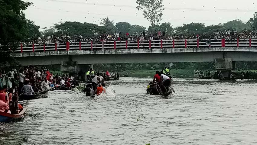 অভয়নগরে ঐতিহ্যবাহী নৌকাবাইচ, হাজারো মানুষের ভিড়