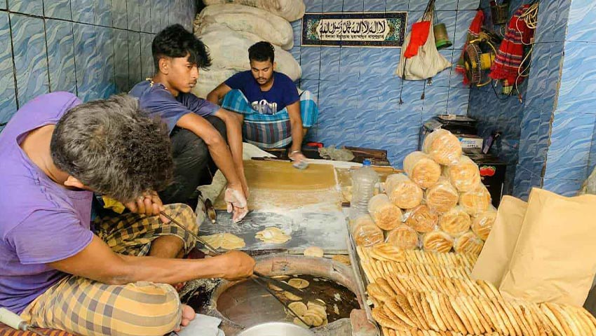 বাকরখানি তৈরিতে ব্যস্ত চকবাজারের দোকানি। ছবি : সংগৃহীত