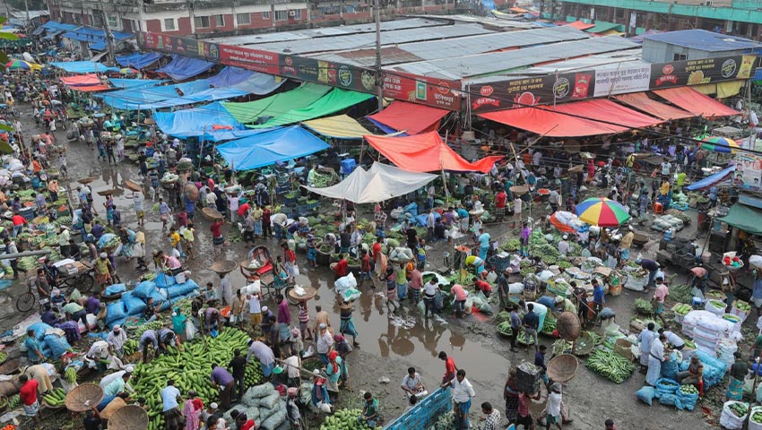 কারওয়ান বাজারের কর্মচঞ্চল সকাল। ছবি : সংগৃহীত
