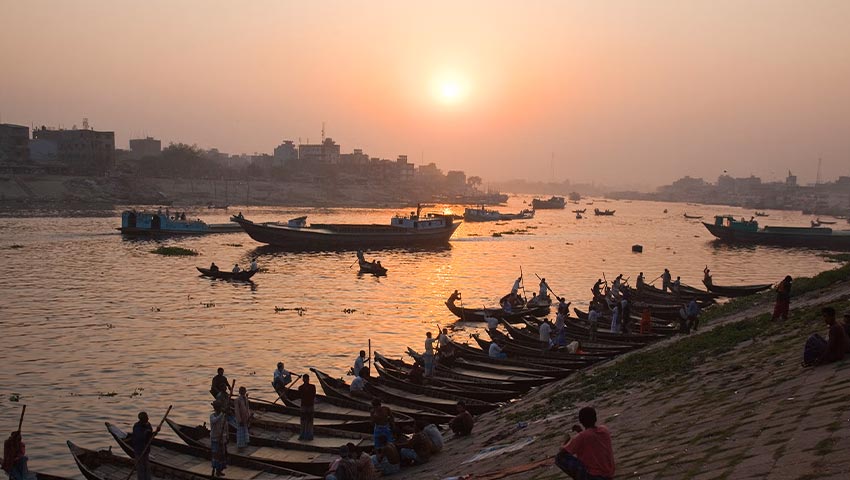 বুড়িগঙ্গায় ভোরবেলাতেই শুরু হয়ে যায় নৌকা চলাচল। ছবি : সংগৃহীত