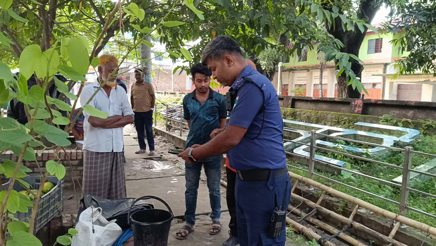 ঝিনাইদহে ডিসি কোর্টের সামনে থেকে ককটেল সদৃশ্য বস্তু উদ্ধার