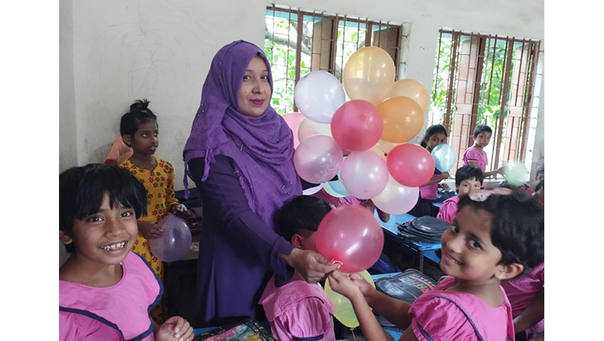 শিক্ষার্থীদের পছন্দের শিক্ষক শারমিন। ছবি : সৌজন্য