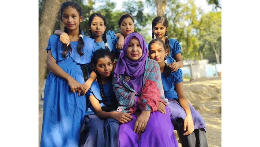দরিদ্র শিশুদের সকল দায়িত্ব বহন করেন শারমিন। ছবি : সৌজন্য