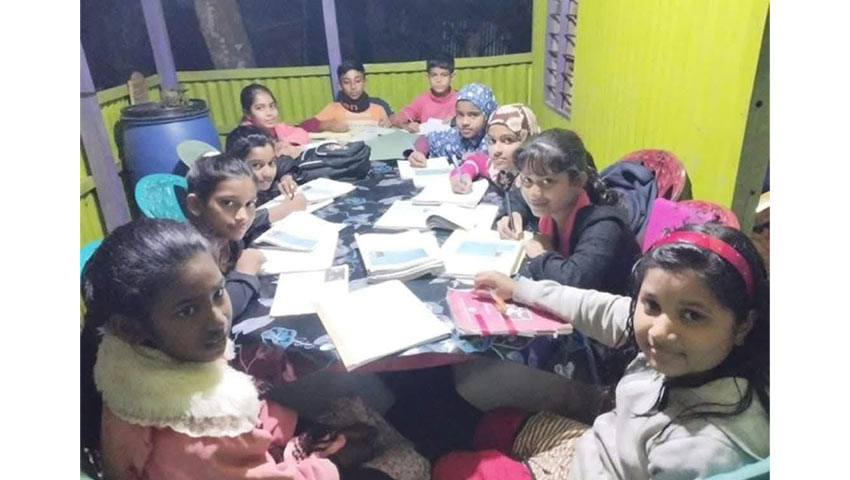 সমাপনী ও বৃত্তি পরীক্ষার সময় চার-পাঁচ মাস আগে থেকেই শিক্ষার্থীদের রাতে নিজের বাড়িতে রেখে পড়ালেখা করান শারমিন। ছবি : সৌজন্য