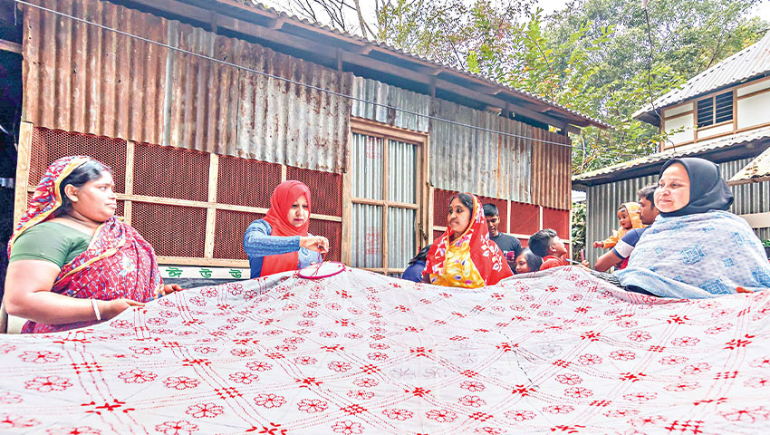 মায়ের পাঠশালাতে কাঁথা সেলাইসহ বিভিন্ন প্রতিযোগিতার আয়োজন করা হয়। ছবি : সৌজন্য