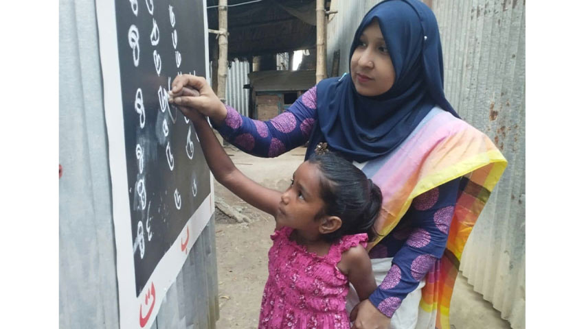 শিশুদের যত্ন নিয়ে শেখান শারমিন। ছবি : সৌজন্য