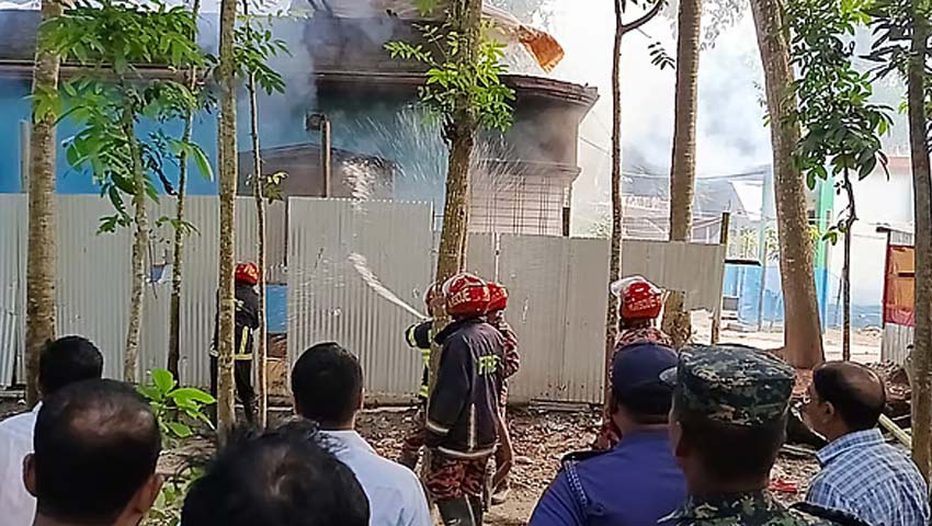 কলেজশিক্ষার্থী হত্যা : রাজবাড়ীতে ৩ বাড়িতে আগুন দিলো বিক্ষুব্ধ জনতা