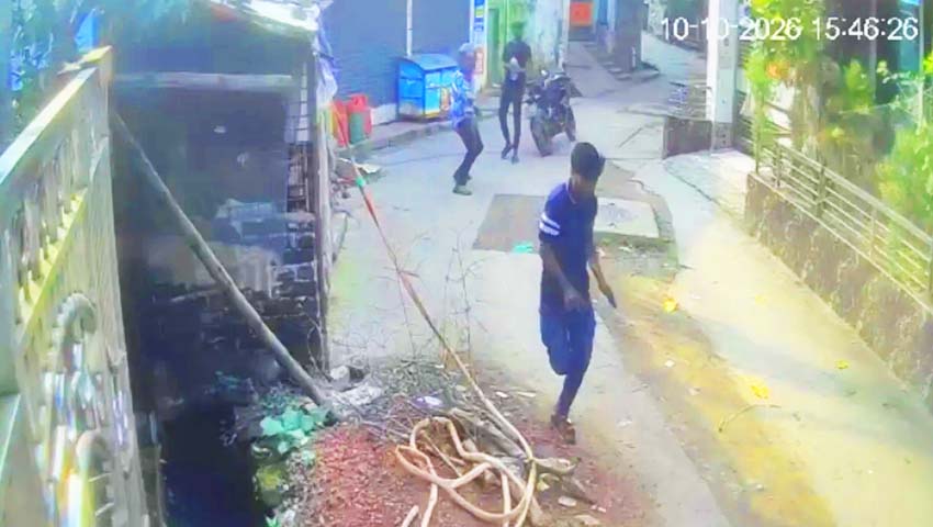 খুলনায় প্রকাশ্যে যুবককে গুলি