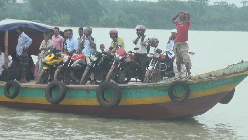 সেতু না থাকায় নৌযানে রোজ পারাপার হতে হচ্ছে দুপাড়ের মানুষকে। ছবি : সময়ের আলো