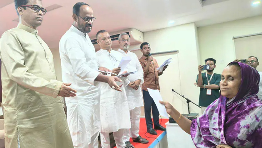 টাঙ্গাইলে হরিজন পল্লিতে পূজার বোনাস দিলেন প্রতিমন্ত্রী টুকু