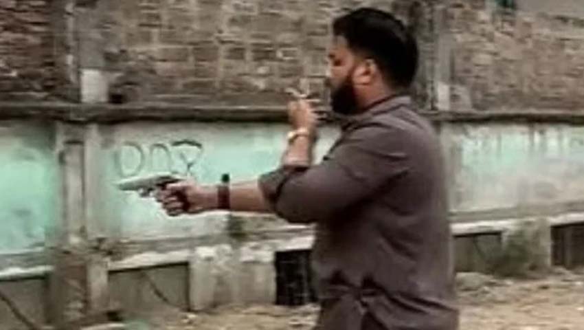 অস্ত্র হাতে অভিযান, যে ব্যাখ্যা দিলেন ইশরাক