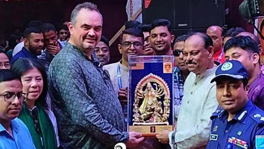 নারায়ণগঞ্জ পূজা মণ্ডপ পরিদর্শনে মার্কিন রাষ্ট্রদূত 