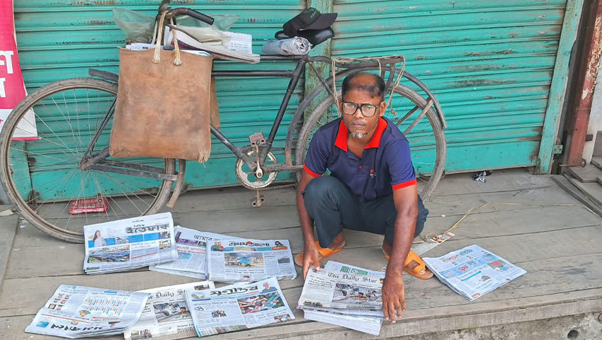 ৩৫ বছর পত্রিকা বিক্রি, মোস্তফার ভাষ্য; ‘আর পারা যাচ্ছে না’