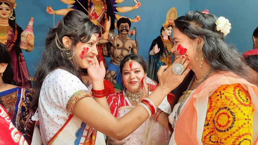 সিঁদুর খেলায় মাতলেন রংপুরের নারীরা