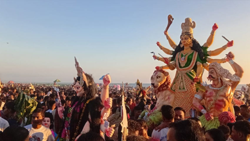  সৈকতের বালুচরে লাখো মানুষ, ৩৮০ প্রতিমা বিসর্জন