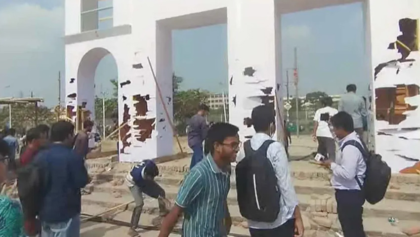 পুরাতন বাণিজ্য মেলার মাঠে সচিবালয় স্থানান্তরের প্রতিবাদে ভাঙচুর