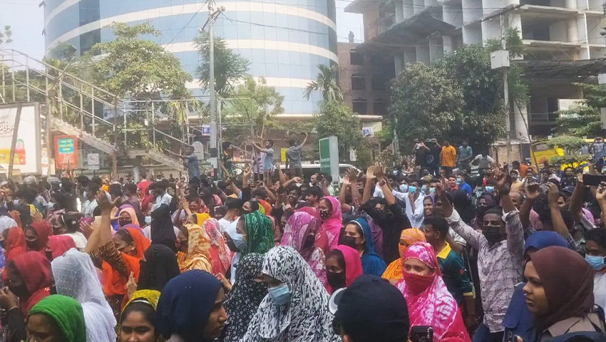 বাড়তি মজুরির দাবিতে মিরপুরে শ্রমিকদের সড়ক অবরোধ, তীব্র যানজট